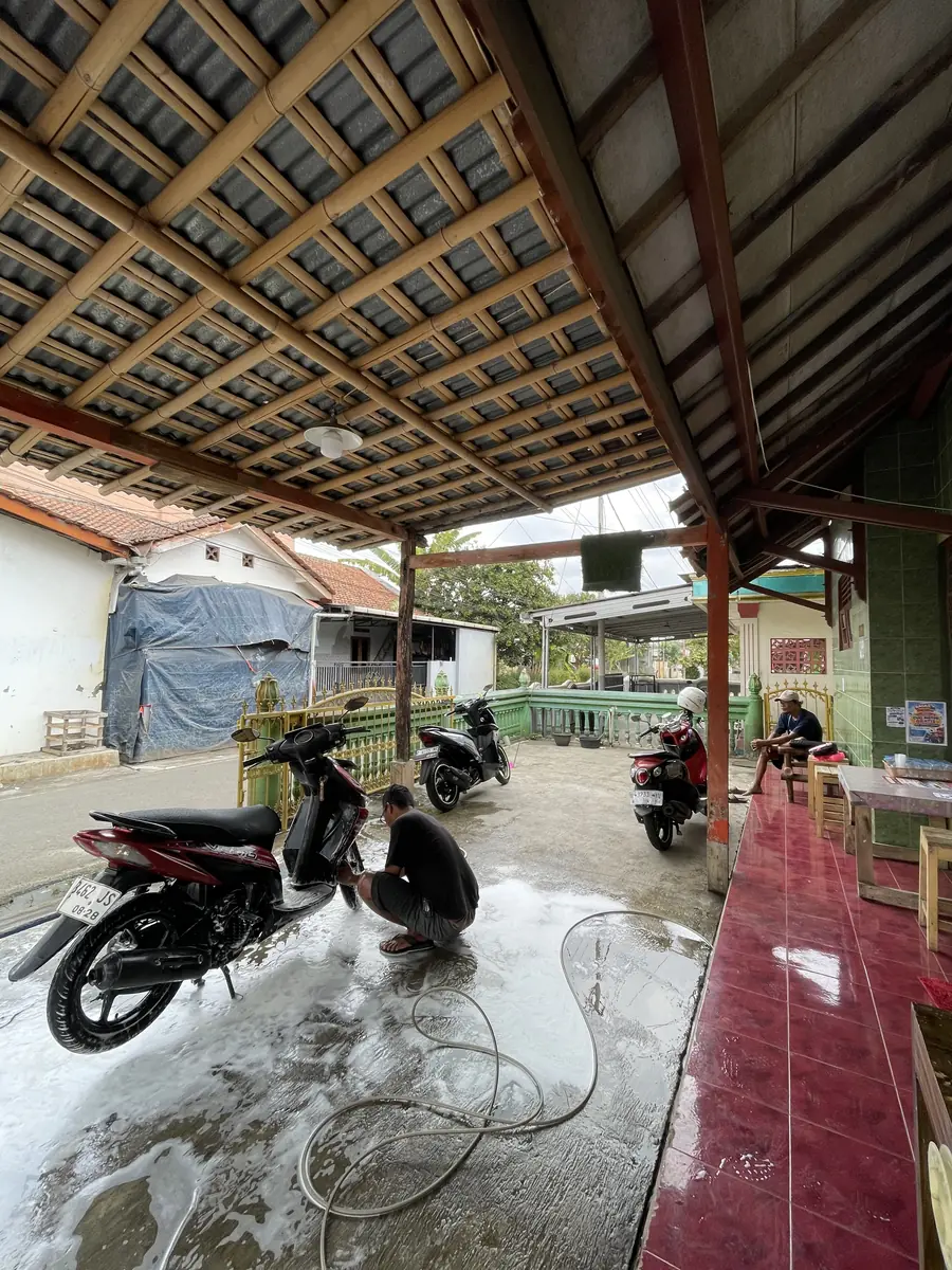 Area cuci beratap dengan beberapa motor yang sedang dikerjakan