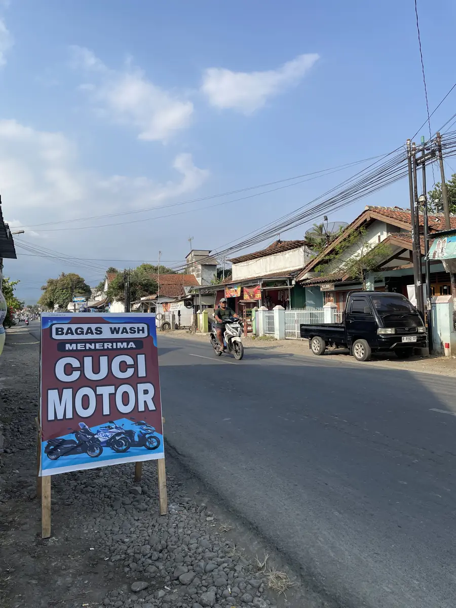 Papan BAGAS WASH Menerima Cuci Motor di tepi jalan