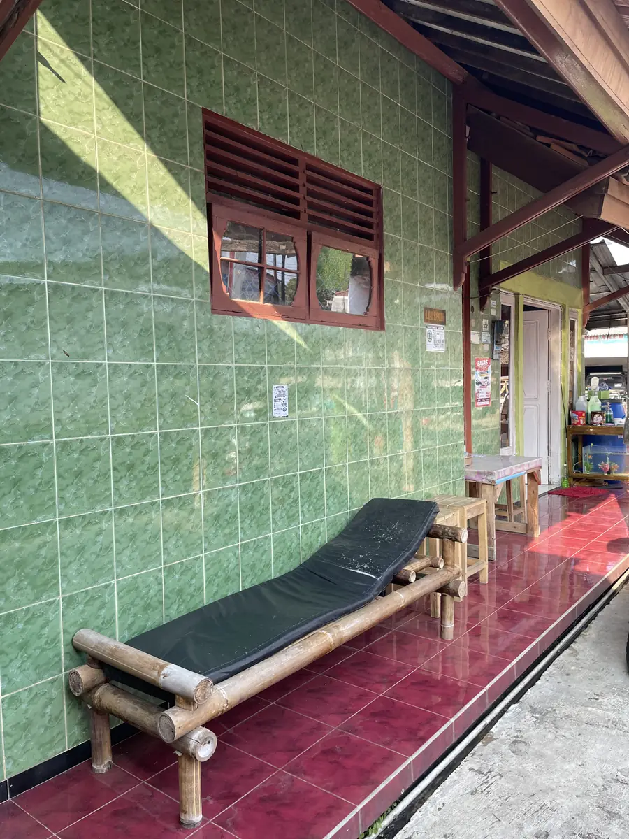 Bangku bambu di teras untuk pelanggan yang menunggu