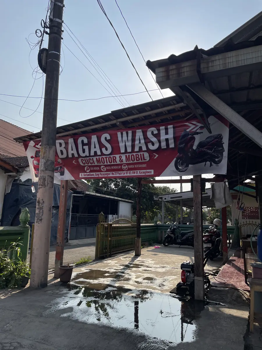 Spanduk BAGAS WASH Cuci Motor & Mobil di depan tempat usaha