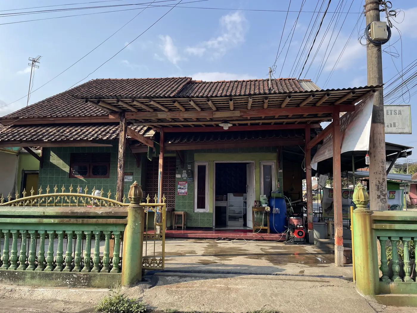 Tampak depan bangunan BAGAS WASH dari seberang jalan