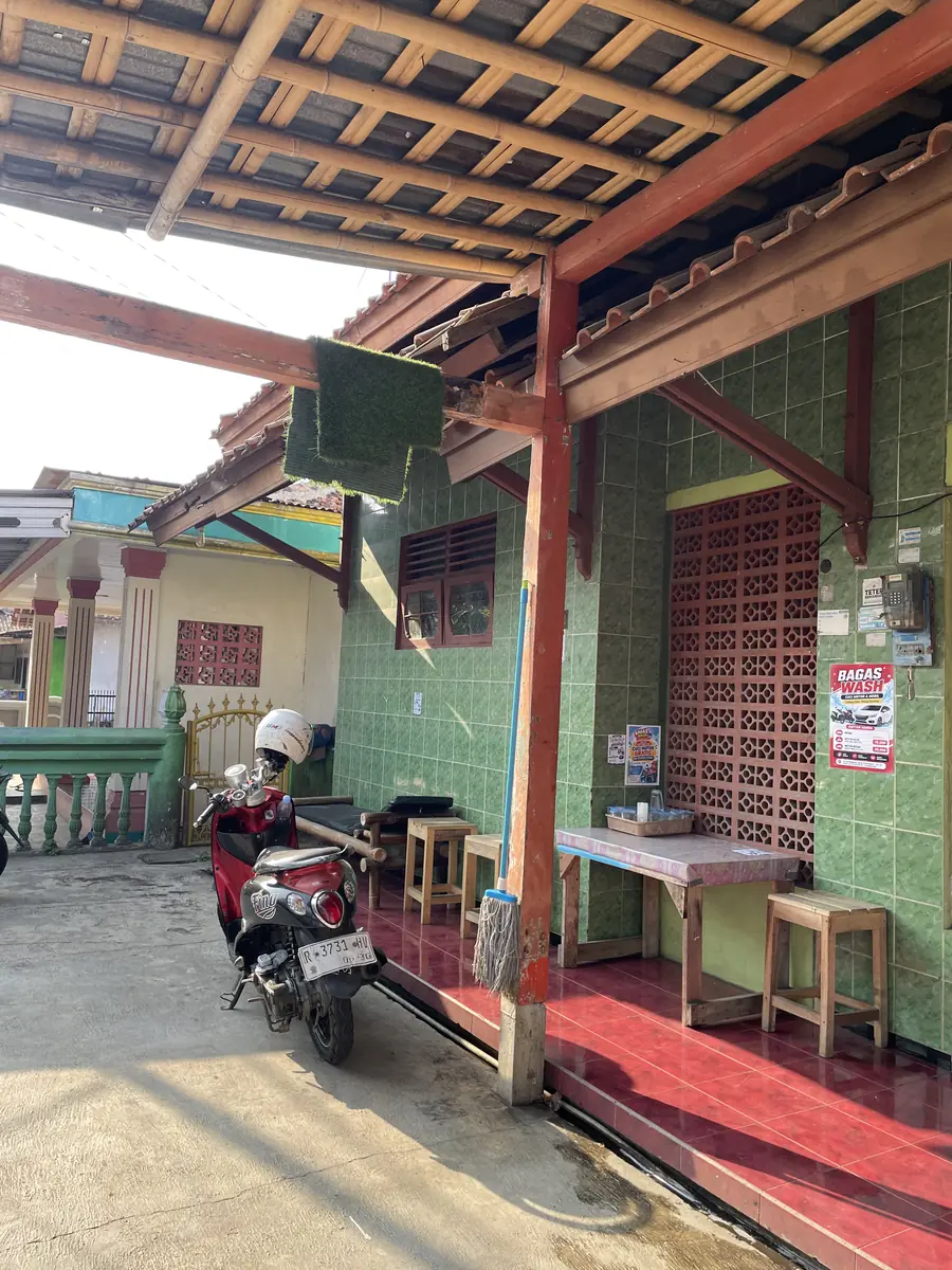 Teras dengan meja dan kursi tunggu